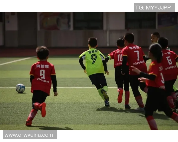 足球明星携子共踢球场传承热爱与梦想的温馨瞬间